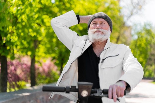 Tiro medio anciano en scooter