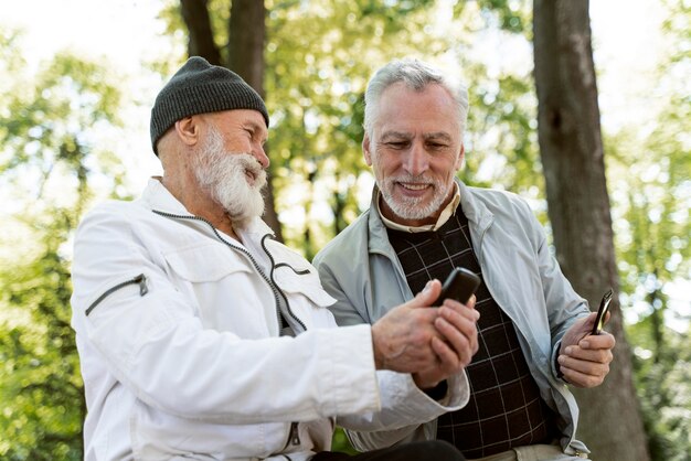 Tiro medio ancianos sonrientes en estacionamiento