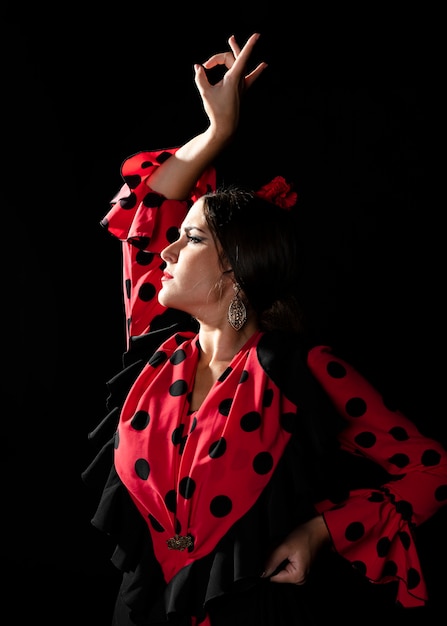 Tiro medio bailarín flamenca mirando hacia arriba