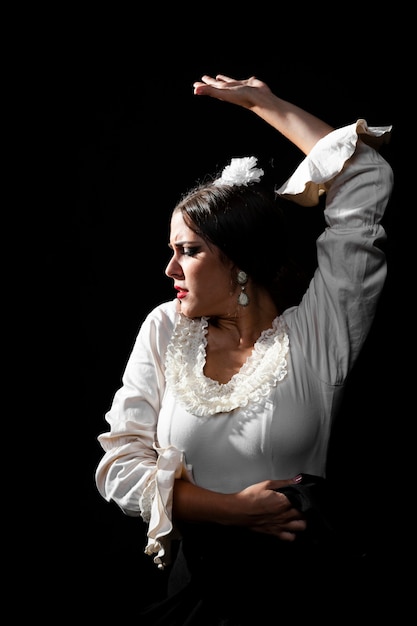 Tiro medio bailarina de flamenco levantando la mano