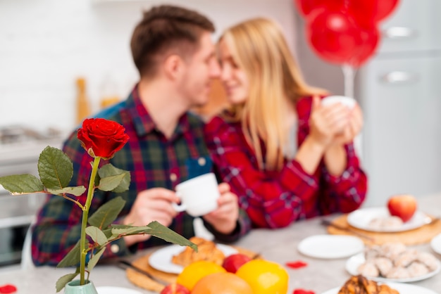 Tiro medio borrosa pareja desayunando