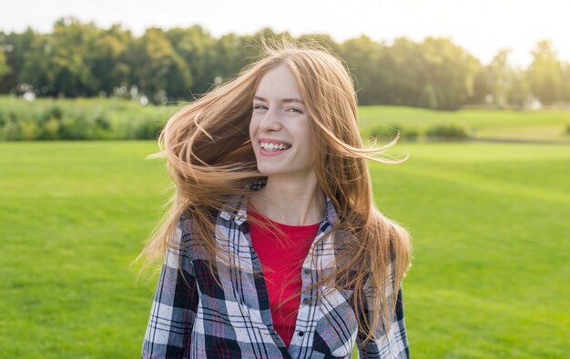 Tiro medio chica alegre en un día soleado