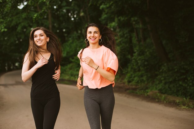 Tiro medio chicas felices corriendo juntos