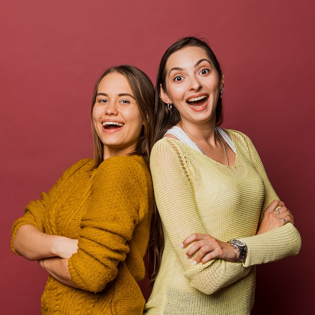 Foto gratuita tiro medio chicas felices posando juntos