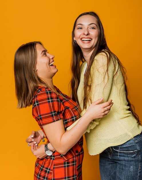 Tiro medio chicas sonrientes abrazando