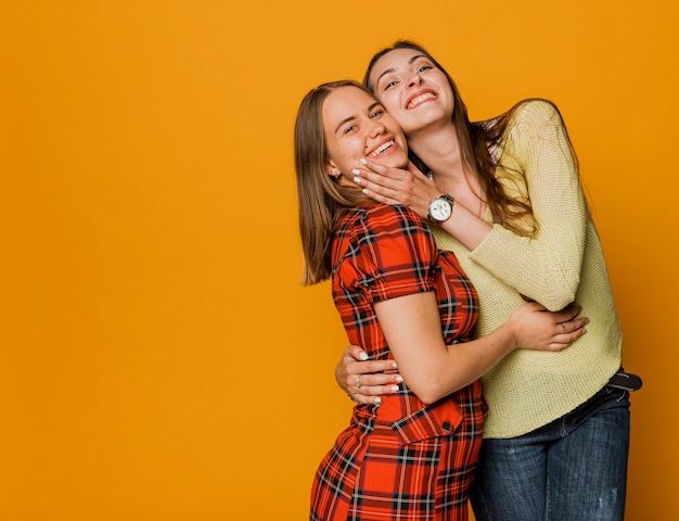 Foto gratuita tiro medio chicas sonrientes con espacio de copia