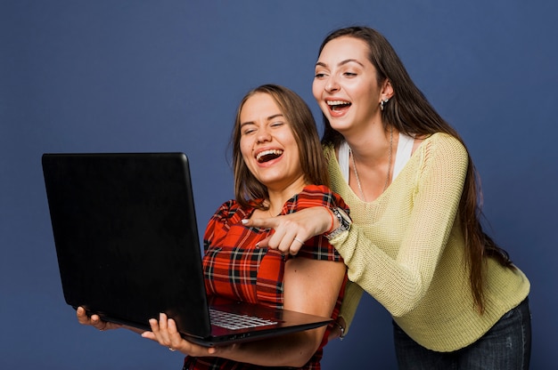 Tiro medio chicas sonrientes con fondo azul