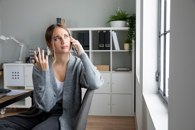 Tiro medio confundida mujer hablando por teléfono