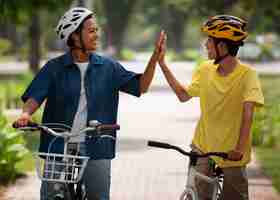 Foto gratuita tiro medio familia en bicicleta al aire libre