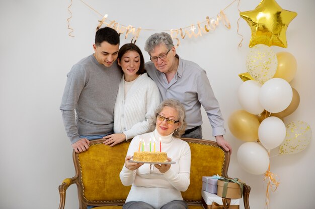 Tiro medio familia feliz celebrando cumpleaños