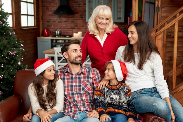 Foto gratuita tiro medio familia sonriente con la abuela