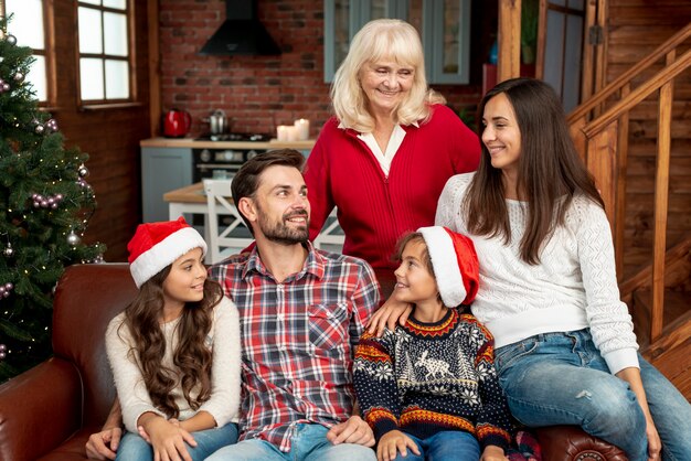 Tiro medio familia sonriente con la abuela