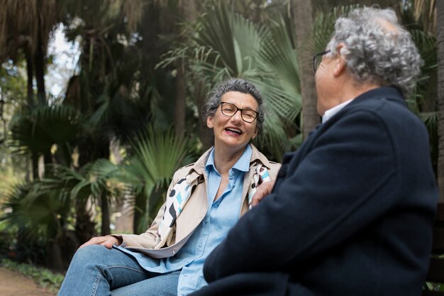 Tiro medio felices personas mayores que datan