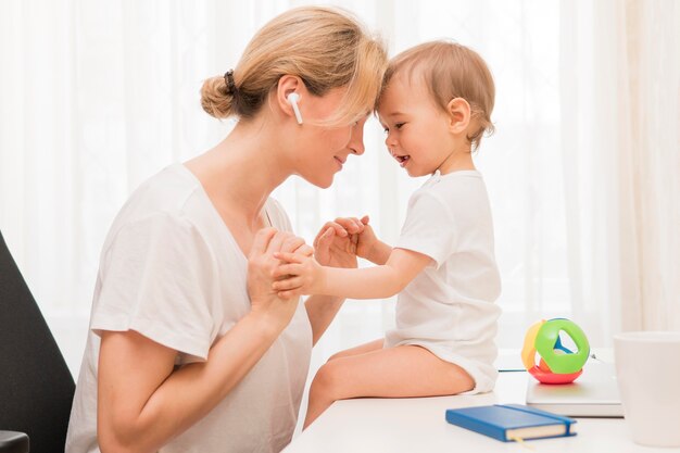 Tiro medio feliz madre y bebé