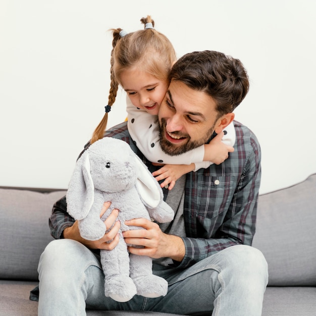 Tiro medio feliz padre e hijo