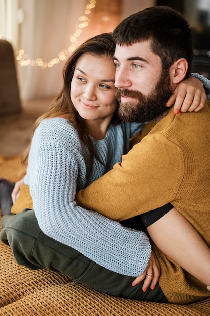 Tiro medio feliz pareja abrazándose