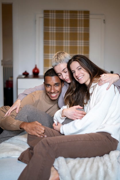 Tiro medio feliz pareja abrazándose