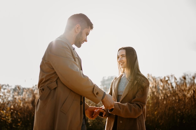 Tiro medio feliz pareja cogidos de la mano