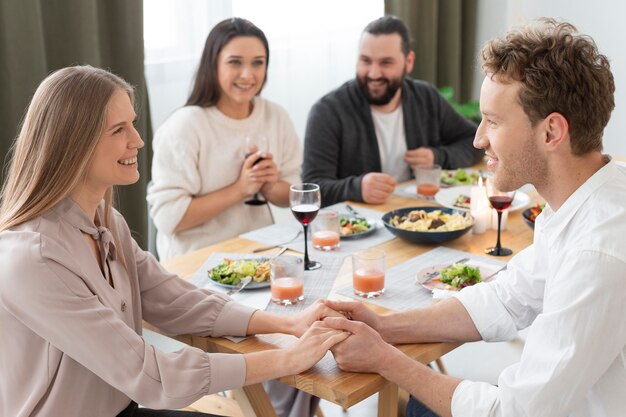 Tiro medio feliz pareja cogidos de la mano