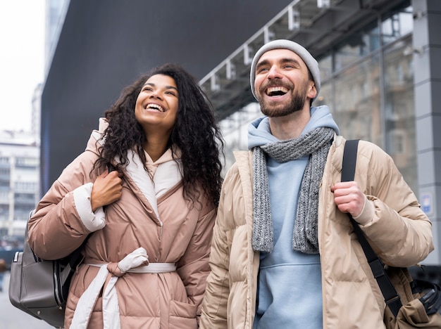 Foto gratuita tiro medio feliz pareja cogidos de la mano