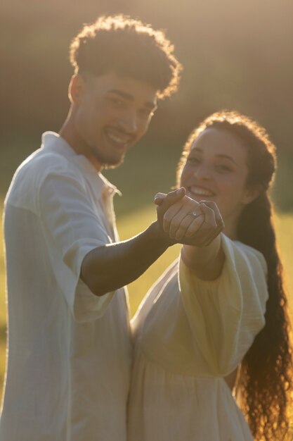 Foto gratuita tiro medio feliz pareja cogidos de la mano