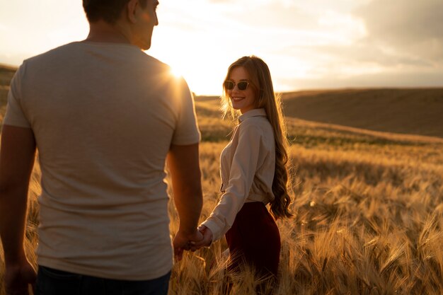 Tiro medio feliz pareja cogidos de la mano