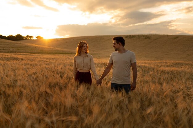 Tiro medio feliz pareja cogidos de la mano