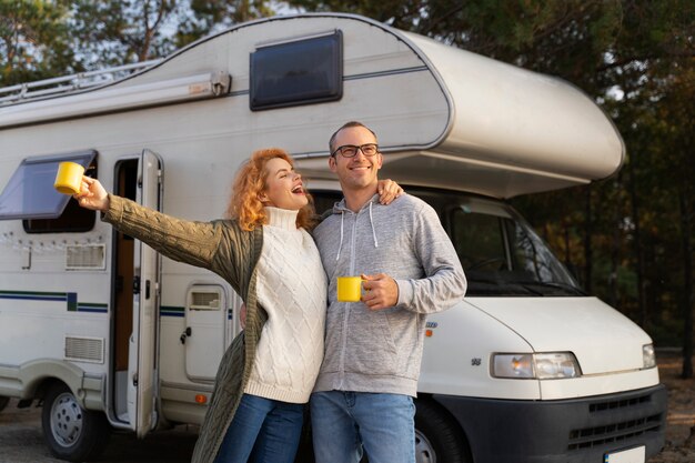 Tiro medio feliz pareja nómada