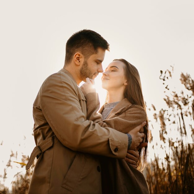 Tiro medio feliz pareja posando