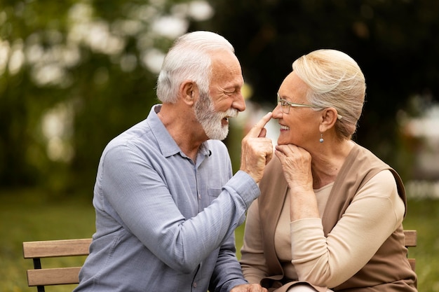 Tiro medio feliz pareja senior al aire libre