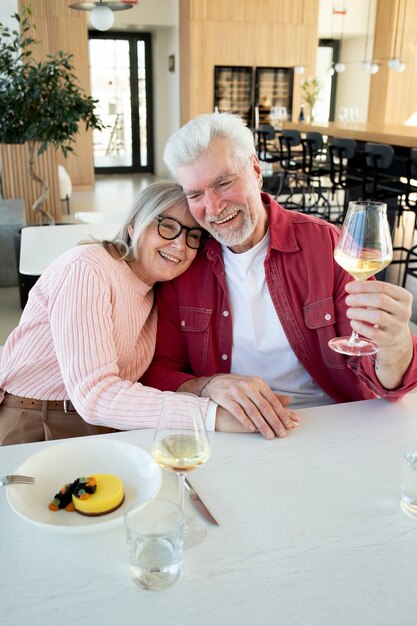 Tiro medio feliz pareja senior sentados juntos