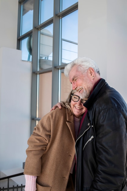 Foto gratuita tiro medio feliz pareja senior