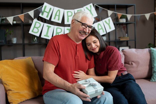 Tiro medio feliz senior hombre y mujer