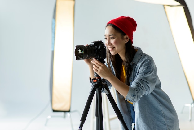 Foto gratuita tiro medio fotógrafo sonriente