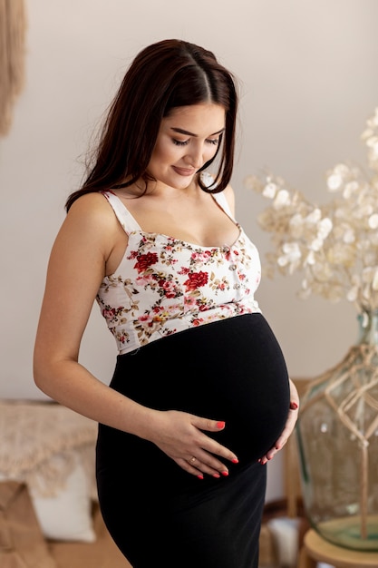 Foto gratuita tiro medio futura madre sosteniendo su vientre