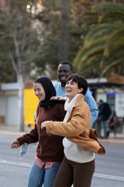 Foto gratuita tiro medio gente feliz caminando juntos