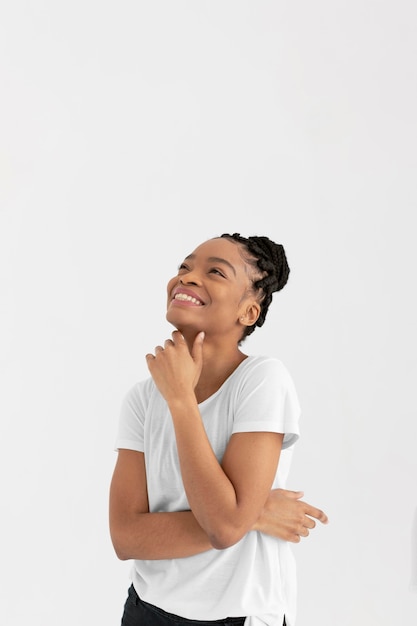 Tiro medio hermosa mujer con espacio de copia