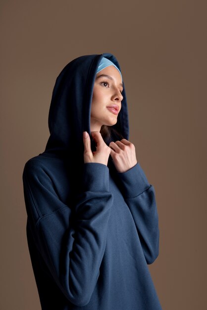 Tiro medio hermosa mujer con hijab