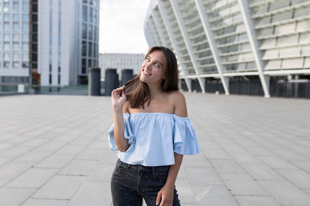 Foto gratuita tiro medio hermosa mujer sonriendo