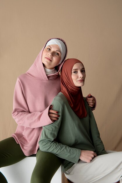 Tiro medio hermosas mujeres con hijab