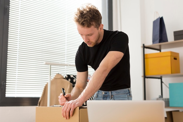 Tiro medio hombre caja de preparación