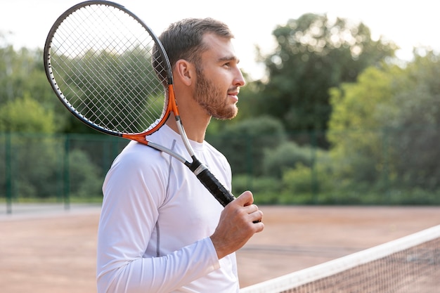 Tiro medio hombre en cancha de tenis