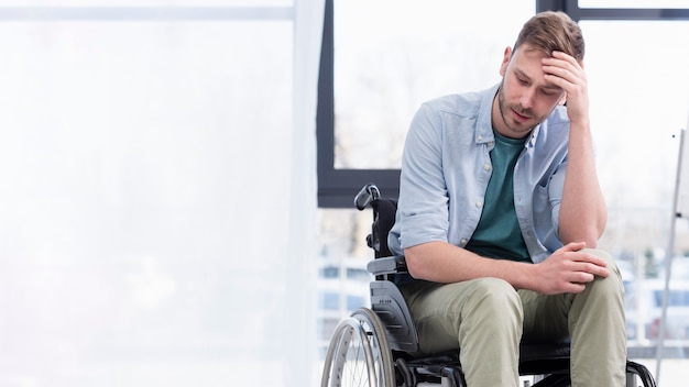 Foto gratuita tiro medio hombre cansado en silla de ruedas