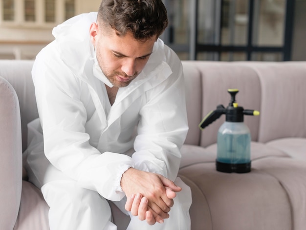 Foto gratuita tiro medio hombre cansado en el sofá