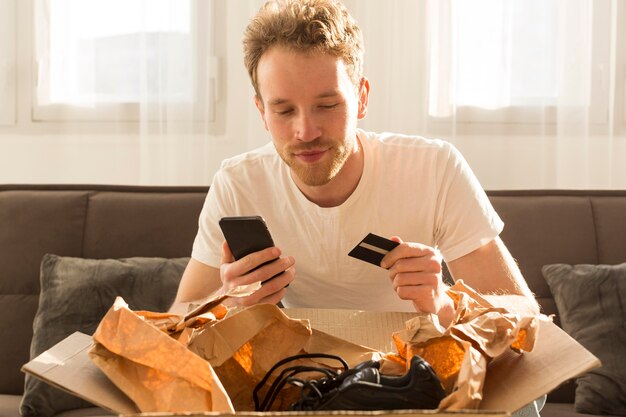 Tiro medio hombre de compras en línea