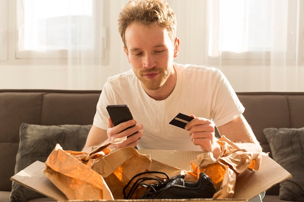 Tiro medio hombre de compras en línea