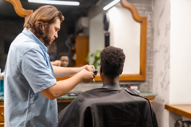 Tiro medio hombre cortarse el pelo