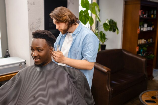 Tiro medio hombre cortarse el pelo