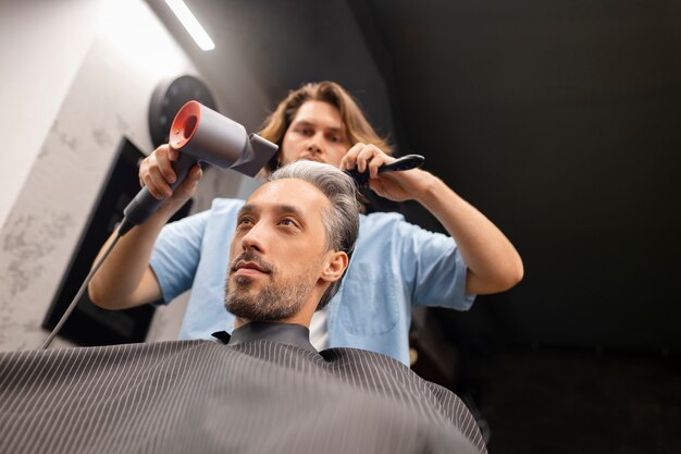 Tiro medio hombre cortarse el pelo