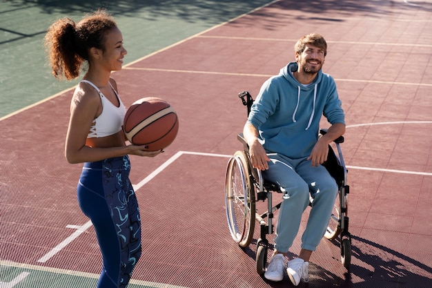 Tiro medio hombre discapacitado jugando baloncesto